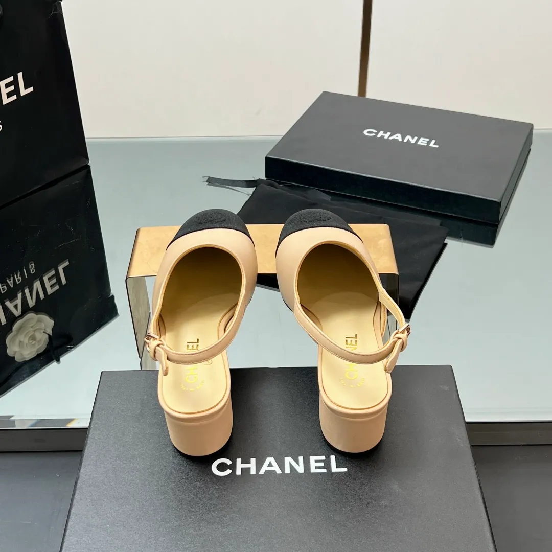 👟👟Ex-factory price 580👟👟 Top quality! Chanel Xiaoxiang 25C early spring new product, thick-heeled cap-toe sandals and back-strap single shoes. Grandma Xiang’s always elegant and ladylike temperament, full of high-end sense, very nice on the feet ~ French style, really beautiful to the top of my heart! An elegant and romantic fairy should be like this! The minimalist color scheme is deeply rooted in people's hearts~ It goes well with either skirts or casual wear! Whether worn barefoot or paired with skirts or trousers, it is very versatile! Incomparably beautiful! Special fairy ✔ Check out the details of my house and take real photos. Fabric: Sheepskin ➕ Grosgrain. Inner pads: all silk sheepskin. Outsole: cowhide outsole imported from Italy. Heel height: 4.5cm. Size: 35-39 (40/41 customized). Comes with counter 🇮🇹 authentic packaging.
